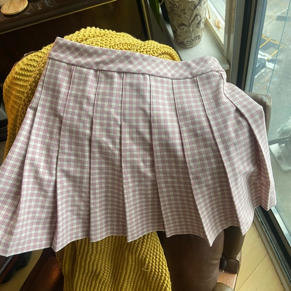 Aritzia - Sunday Best Olive Mini Pleated Skirt in Pink - Picture 4 of 7